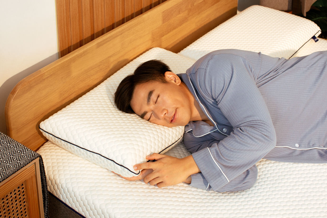 Man sleeping on a Sonno Pillow